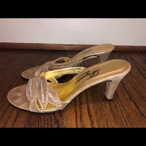 Dezario Gold Heel with Feathers - Picture 2 of 2